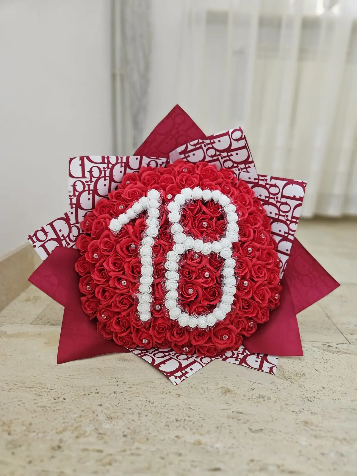Buchet din 101 trandafiri de săpun roșii cu cifra 18 din trandafiri albi, în ambalaj roșu cu imprimeu