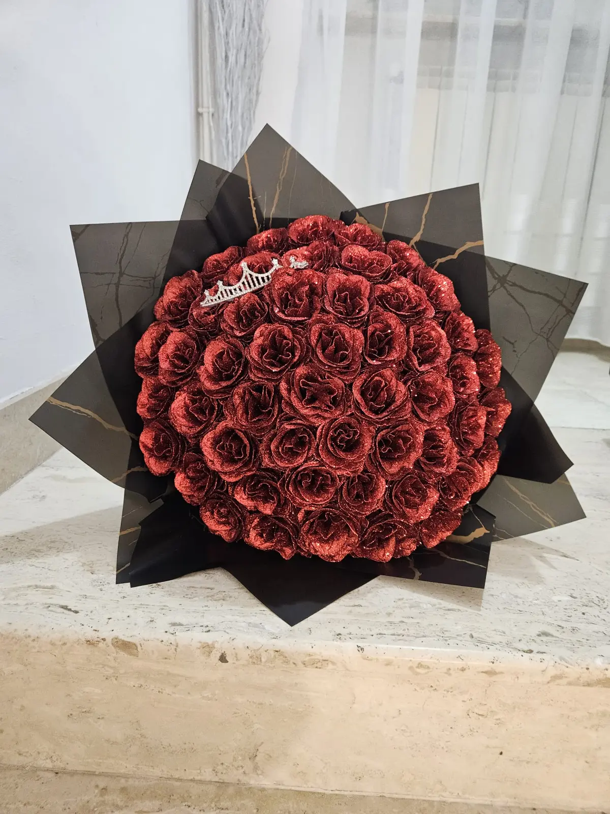 Buchet din 61 de trandafiri de săpun bordo cu sclipici, în ambalaj negru mat
