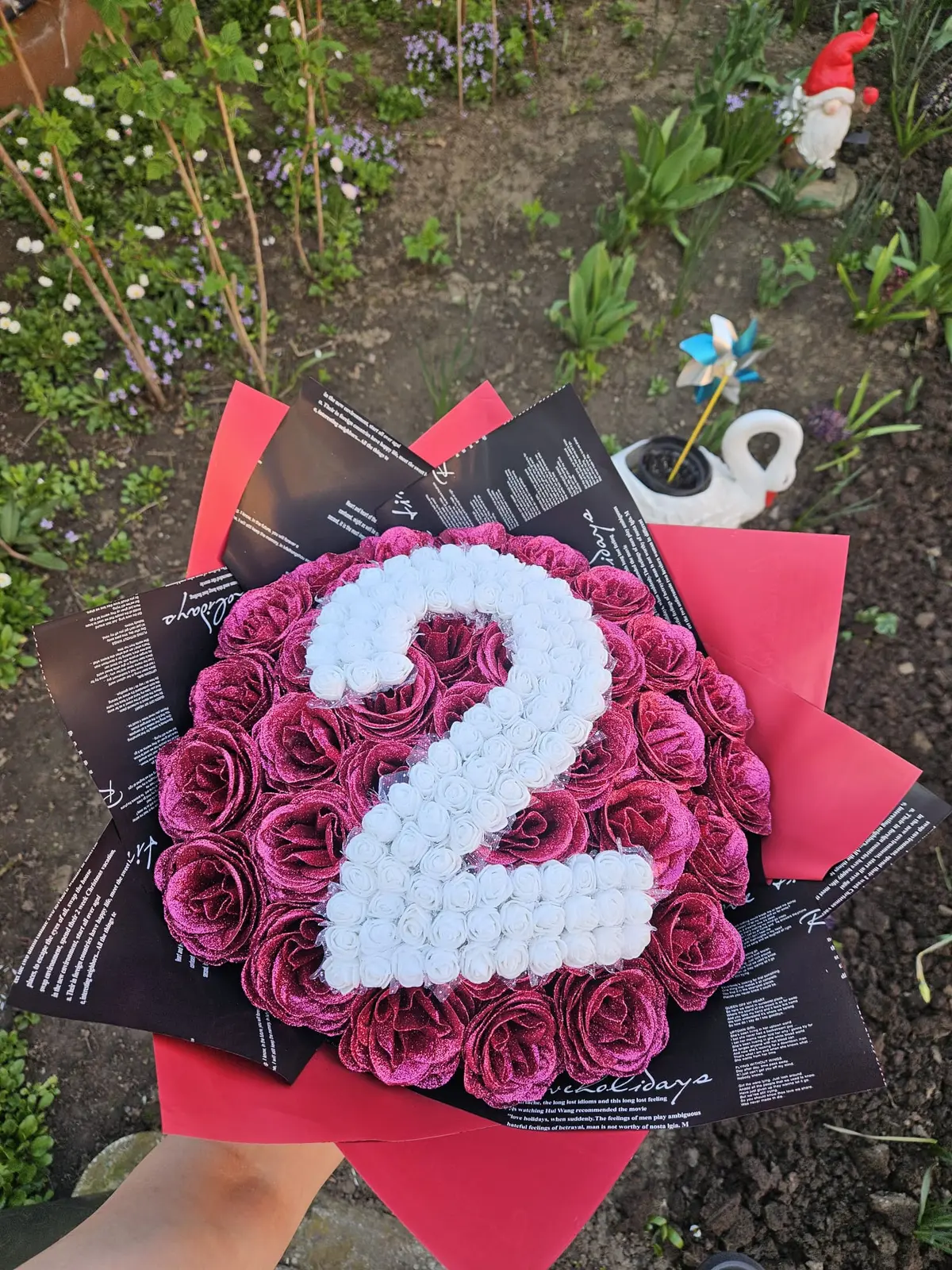Buchet din 37 de trandafiri de săpun fucsia cu sclipici și cifra 2 din trandafiri albi, în ambalaj negru și roșu