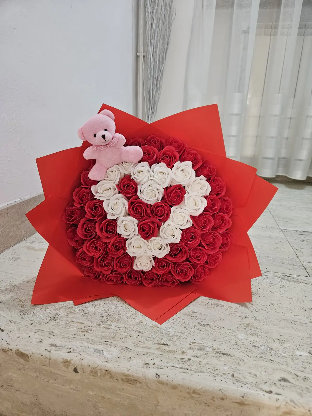 Buchet din 61 de trandafiri de săpun roșii cu inimă din trandafiri albi și ursuleț de pluș roz, în ambalaj roșu