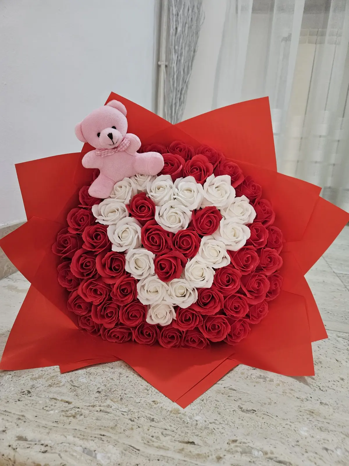 Buchet din trandafiri de săpun roșii cu inimă din trandafiri albi și ursuleț de pluș roz, în ambalaj roșu