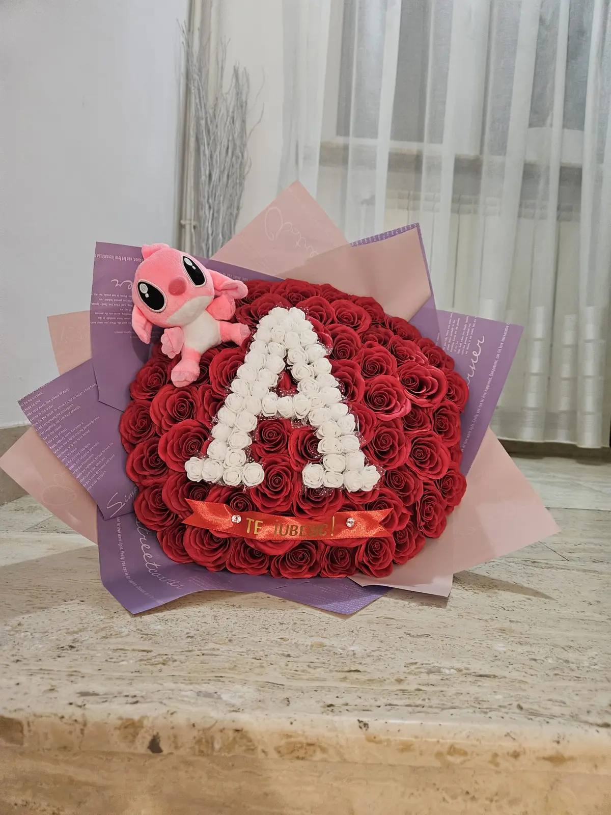 Buchet din 61 de trandafiri de săpun roșii cu litera A din trandafiri albi și jucărie de pluș roz