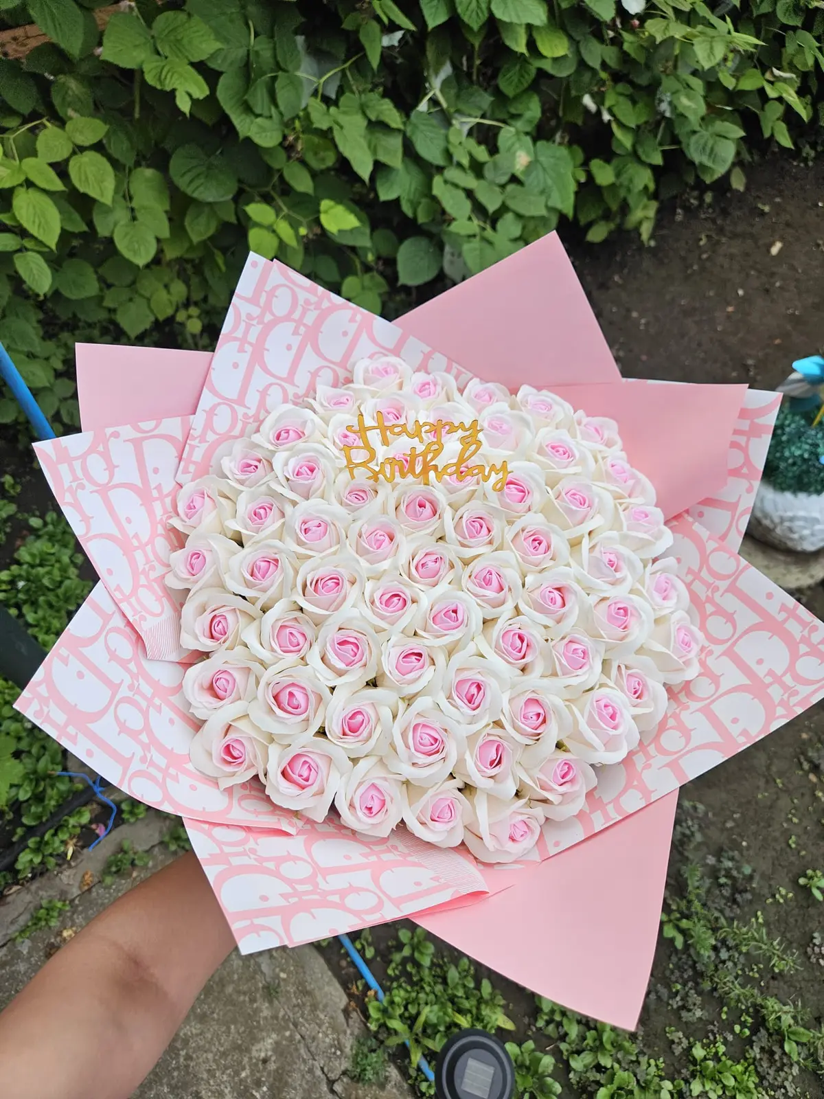 Buchet din 101 trandafiri de săpun roz pudrat și ivoriu, cu topper auriu Happy Birthday, în ambalaj roz