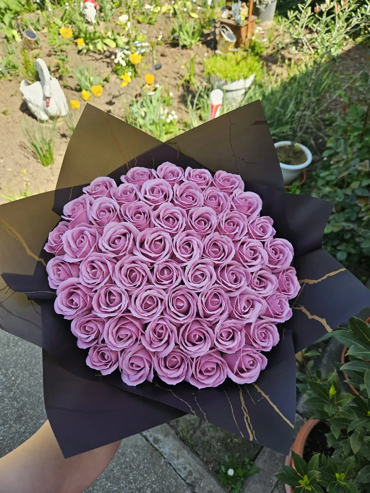 Buchet din 61 de trandafiri de săpun lila prăfuit, în ambalaj negru mat