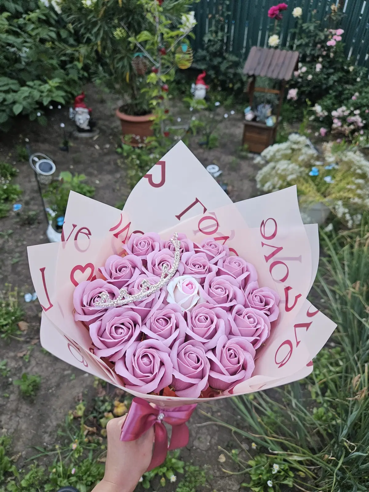 Buchet din trandafiri de săpun lila prăfuit cu un trandafir ivoriu central și tiară argintie, legat cu fundă din satin