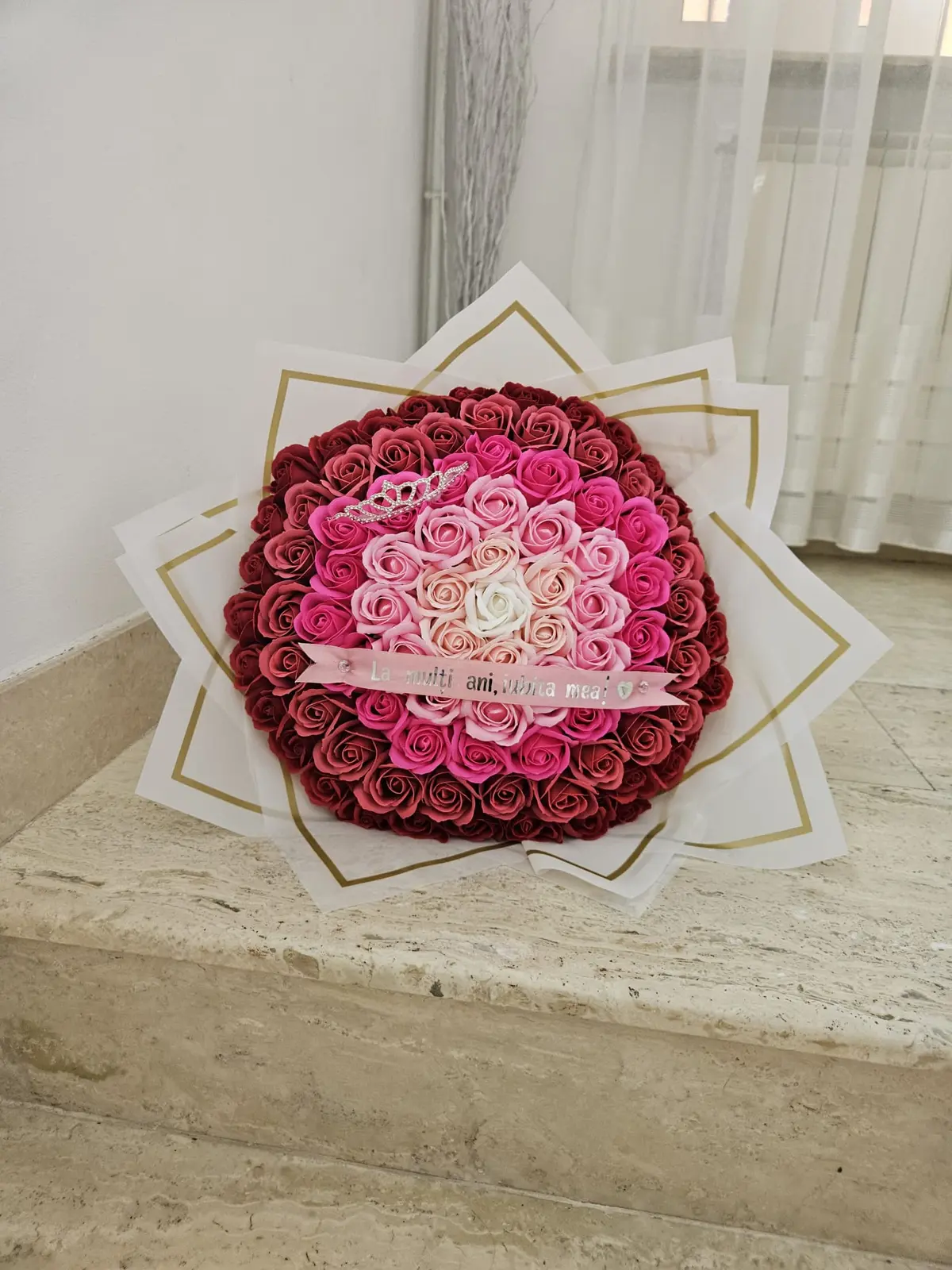 Buchet din 101 trandafiri de săpun în nuanțe de roșu și roz, cu tiară argintie și panglică personalizată cu mesaj