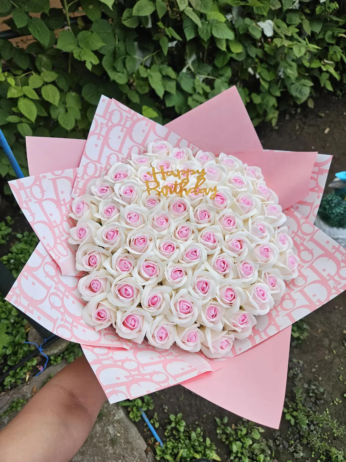 Buchet aniversar din trandafiri de săpun albi cu miez roz pudrat și topper auriu Happy Birthday