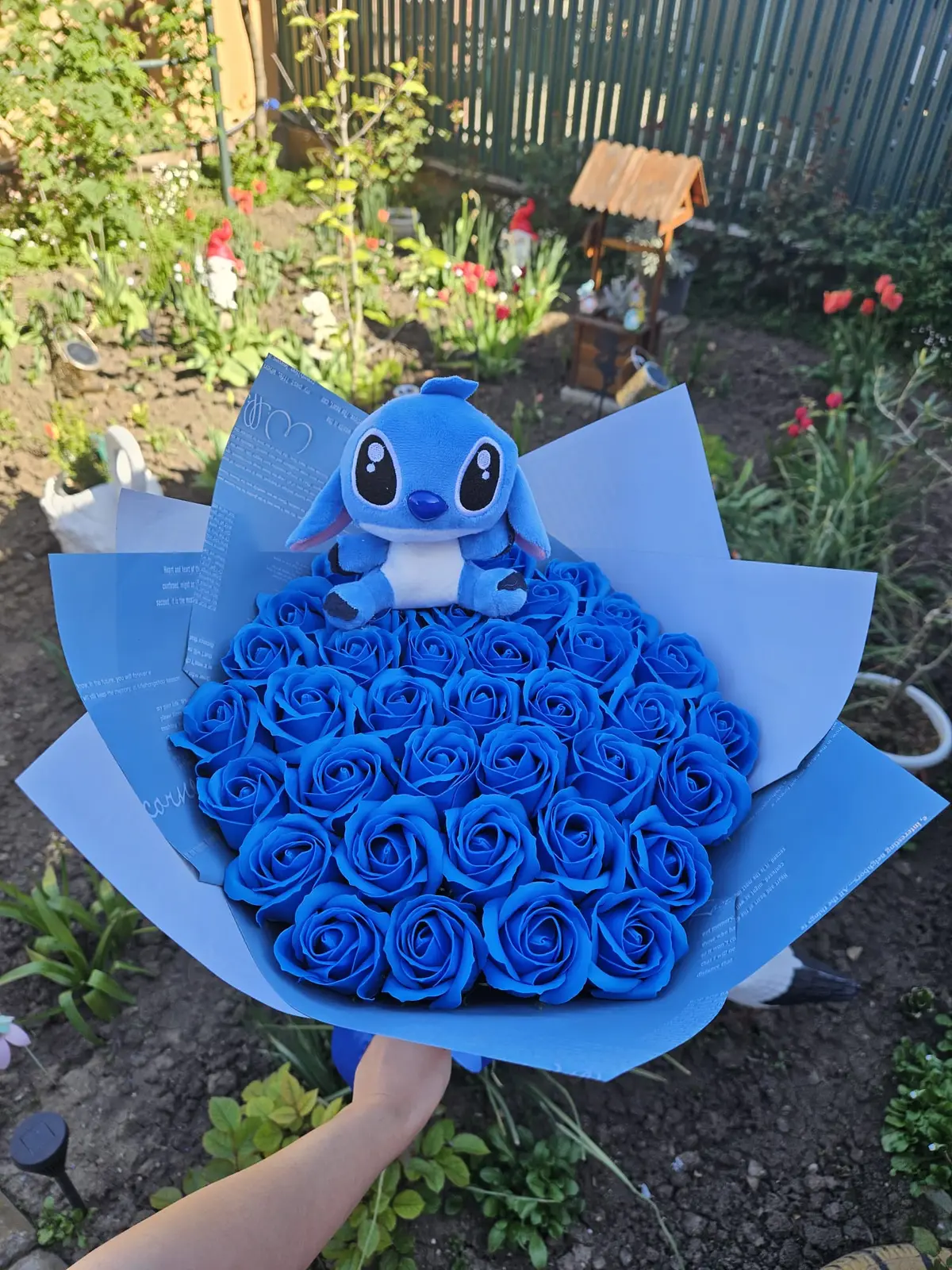 Buchet din 37 de trandafiri de săpun albaștri cu jucărie de pluș Stitch, în ambalaj albastru