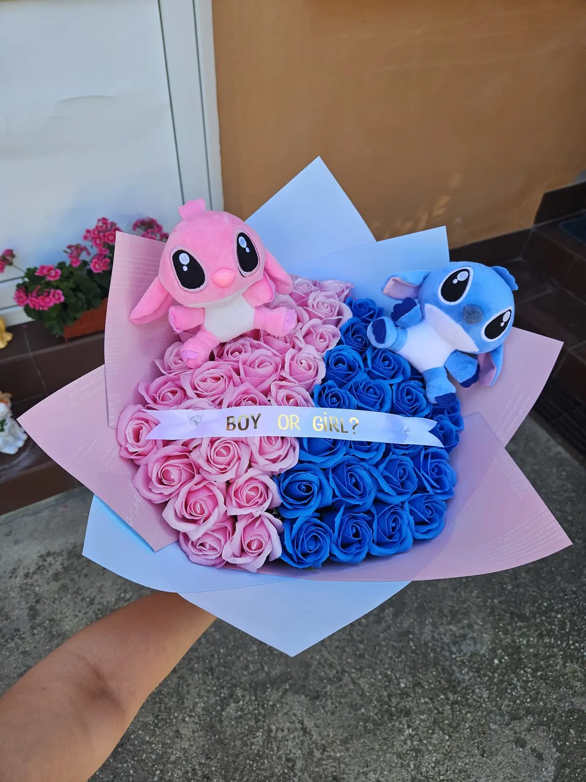 Buchet din 49 de trandafiri de săpun roz și albaștri, cu două jucării de pluș și panglică personalizată
