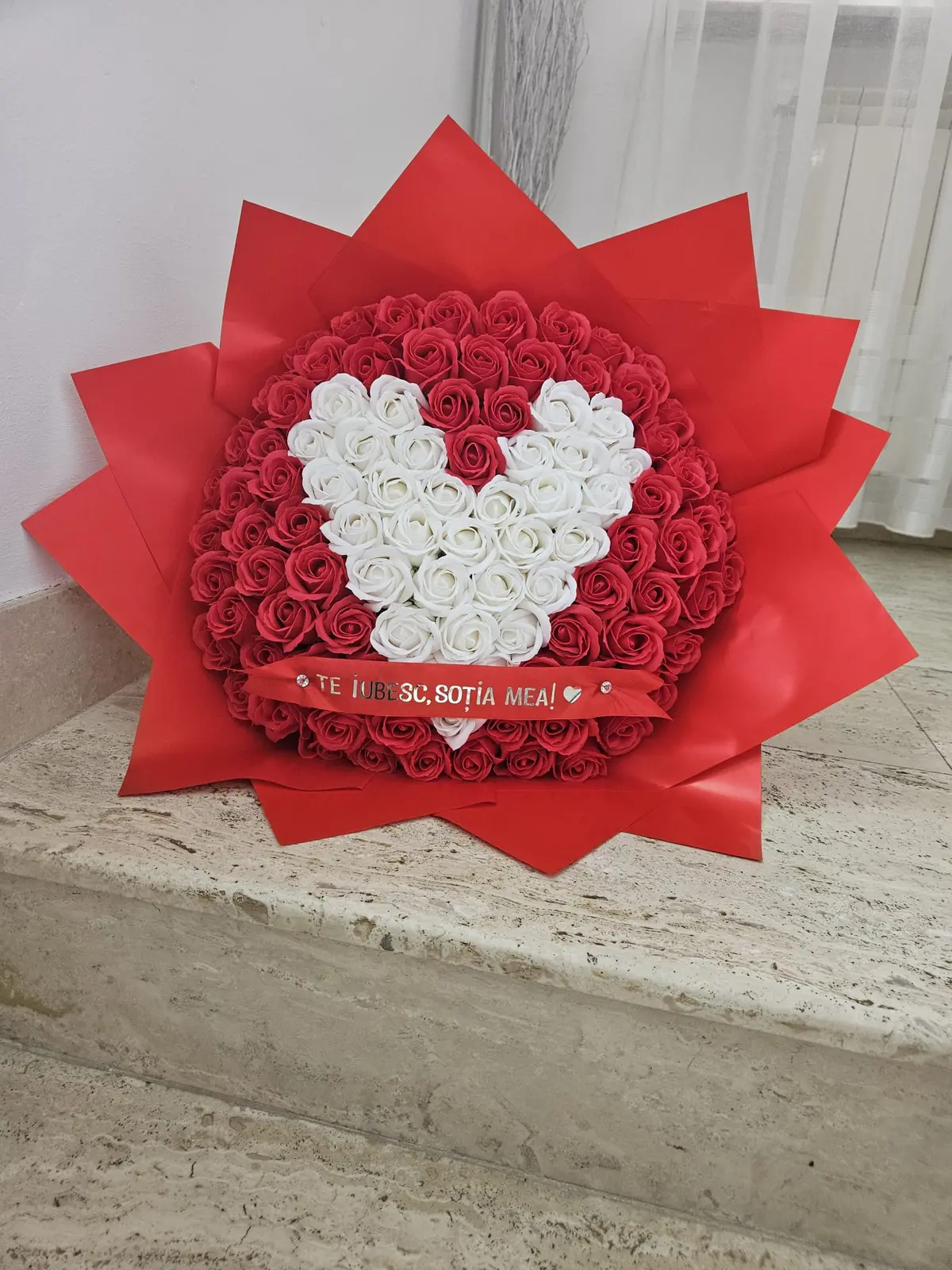 Buchet din 101 trandafiri de săpun roșii cu siluetă de șoricel din trandafiri albi, în ambalaj roșu