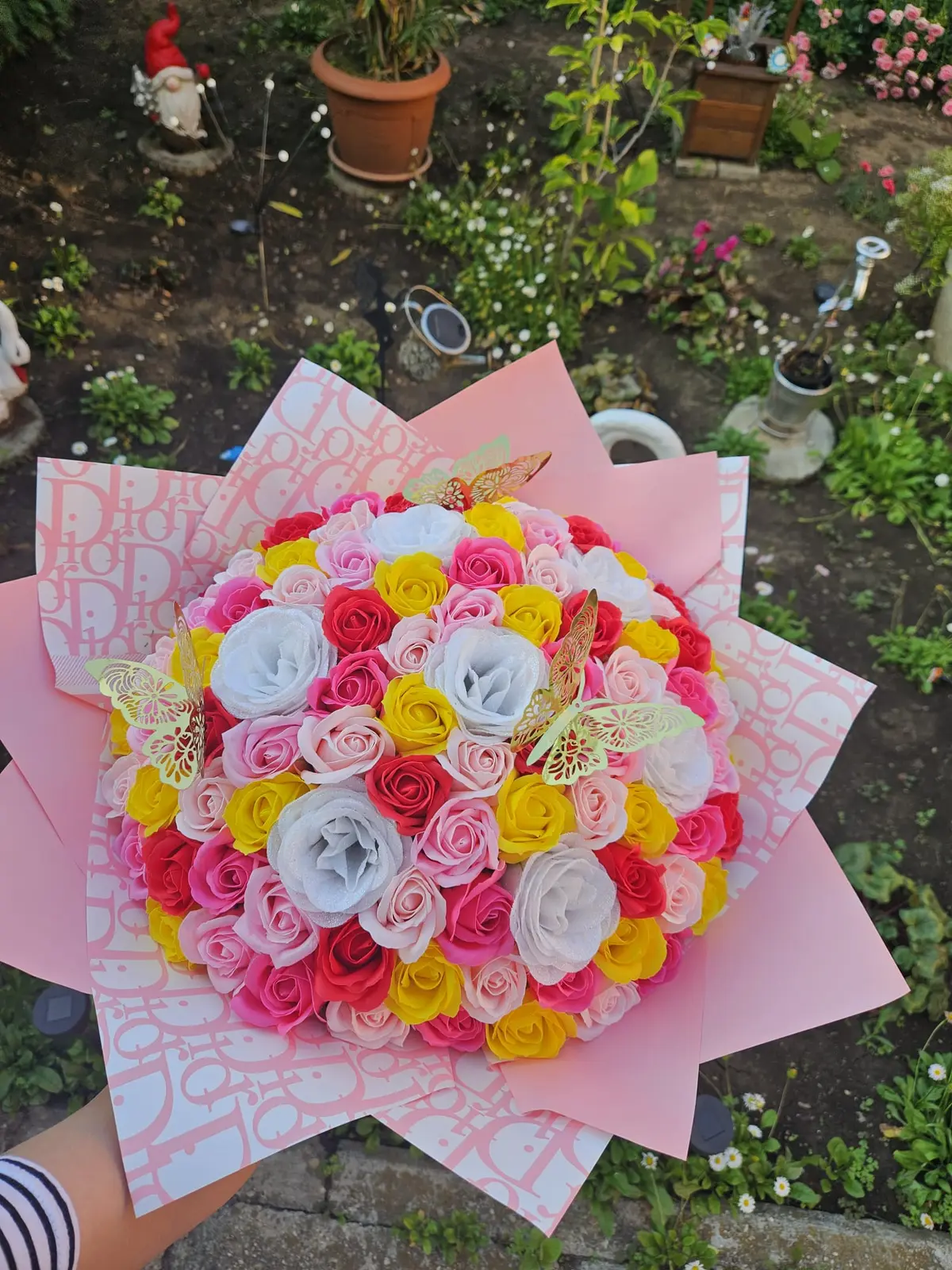 Buchet multicolor din trandafiri de săpun galbeni, roz, roșii și argintii sclipitori, decorat cu fluturi aurii