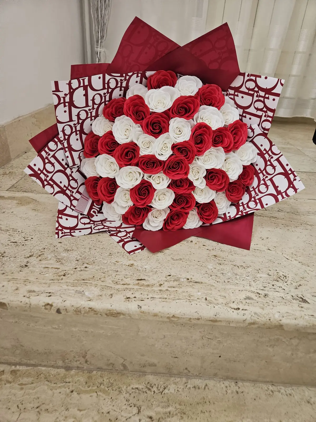 Buchet din 51 de trandafiri de săpun roșii și albi în model zigzag, în ambalaj bordo cu imprimeu